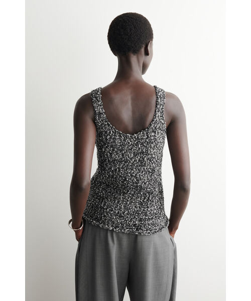 COS(コス)の「ツートーン チャンキー ニットタンクトップ(タンクトップ・レディース・ホワイト×ブラック・L/M/S/XS)」の4枚目の写真