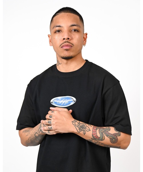 LFYT(エルエフワイティー)の「LFYT ラファイエット - AUTO EMBLEM TEE 半袖Tシャツ LS260103(Tシャツ/カットソー・メンズ・ブラック/Brick/ホワイト・LARGE/X-LARGE/MEDIUM/XX-LARGE/SMALL)」の2枚目の写真