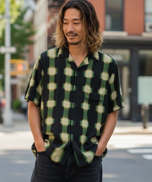 OAS(オーエーエス)の「SS SHIRT/OAS / チェック調ストライプ オープンカラー半袖シャツ ブラック×グリーン 総柄 リゾートシャツ 開襟 夏(シャツ/ブラウス・メンズ・グリーン・LARGE)」の1枚目の写真