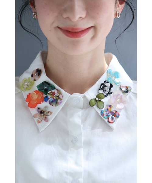 cawaii(カワイイ)の「襟元で魅せるボタンコレクションシャツトップス(シャツ/ブラウス・レディース・ホワイト・FREE)」の1枚目の写真