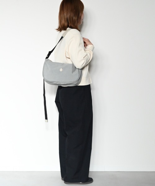 CLEDRAN（クレドラン）の「【軽量ナイロン×牛革】CL3998 ARU WIDE BELT SHOULDER（ショルダーバッグ・レディース・グレー/ブラック×ブラック/グレイッシュベージュ/ブラック×グレー・FREE）」の16枚目の写真
