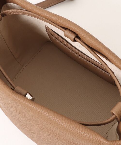 NiiNa(ニーナ)の「【NiiNa】【高品質牛革】2wayスクエアレザースモール編み込みハンドルバッグ(ショルダーバッグ・レディース・カーキ/ブラウン・FREE)」の17枚目の写真