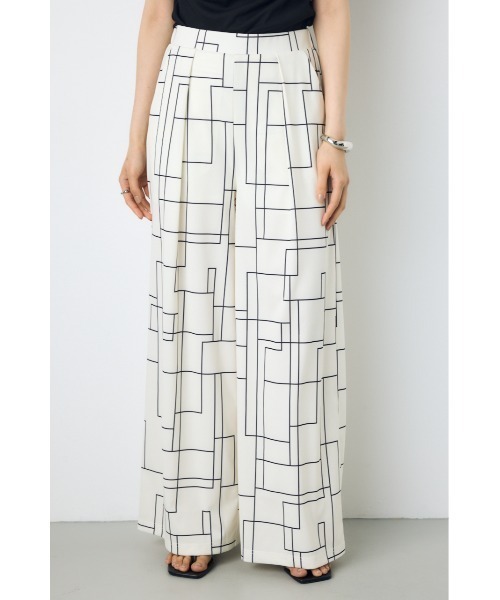 AZUL by moussy(アズールバイマウジー)の「【接触冷感ひんやり♪】【身長/骨格別着用画像あり】幾何学柄ワイドパンツ 夏服 春服 秋服(スラックス・レディース・ブラウン/ブラック/アイボリー・SMALL/MEDIUM)」の2枚目の写真