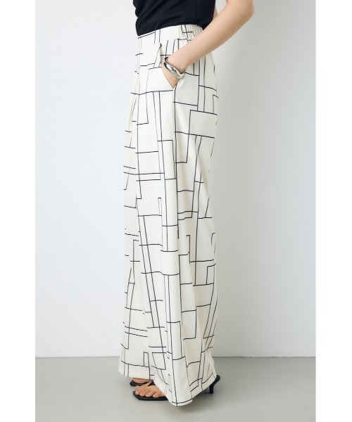 AZUL by moussy(アズールバイマウジー)の「【接触冷感ひんやり♪】【身長/骨格別着用画像あり】幾何学柄ワイドパンツ 夏服 春服 秋服(スラックス・レディース・ブラウン/ブラック/アイボリー・SMALL/MEDIUM)」の4枚目の写真