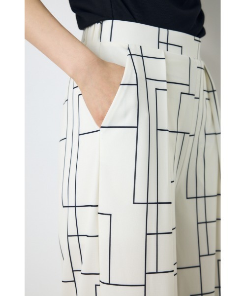 AZUL by moussy(アズールバイマウジー)の「【接触冷感ひんやり♪】【身長/骨格別着用画像あり】幾何学柄ワイドパンツ 夏服 春服 秋服(スラックス・レディース・ブラウン/ブラック/アイボリー・SMALL/MEDIUM)」の9枚目の写真