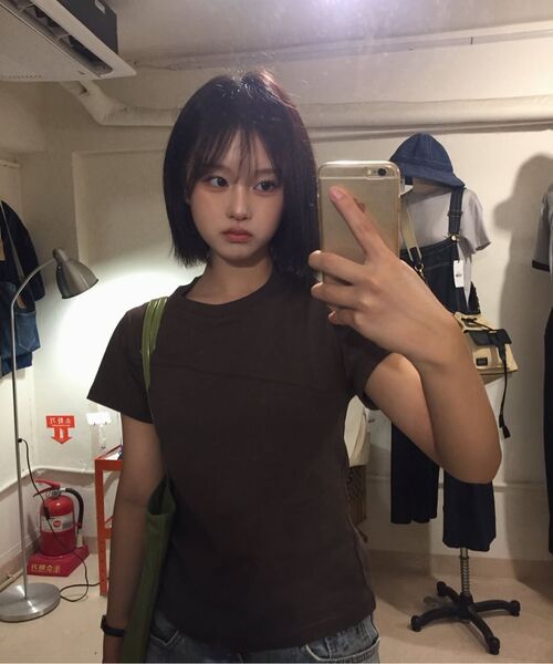 S'EST(エスイーエスティー)の「Crop Eyelet Cut-out T-shirts Charcoal(Tシャツ/カットソー・レディース・ダークブラウン・SMALL)」の3枚目の写真