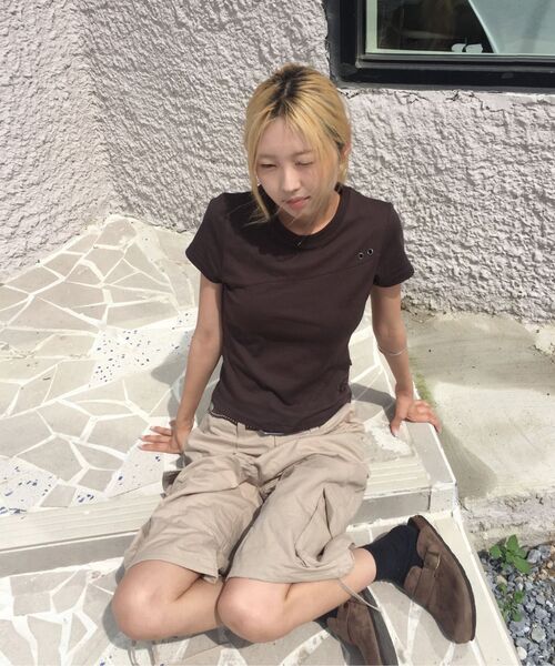 S'EST(エスイーエスティー)の「Crop Eyelet Cut-out T-shirts Charcoal(Tシャツ/カットソー・レディース・ダークブラウン・SMALL)」の5枚目の写真