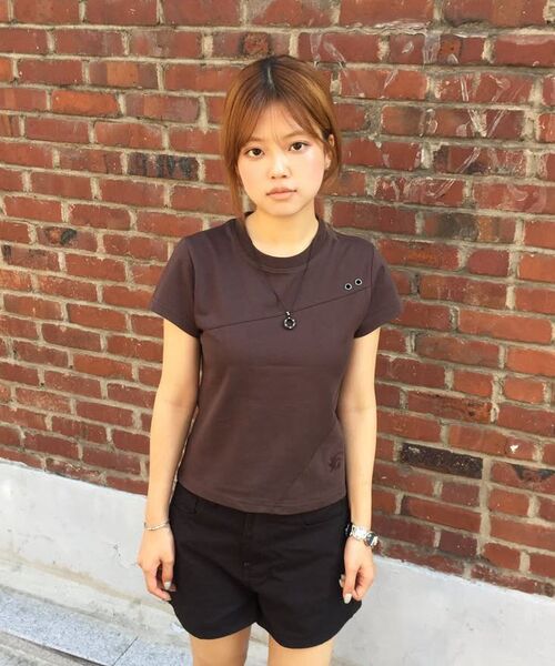 S'EST(エスイーエスティー)の「Crop Eyelet Cut-out T-shirts Charcoal(Tシャツ/カットソー・レディース・ダークブラウン・SMALL)」の6枚目の写真