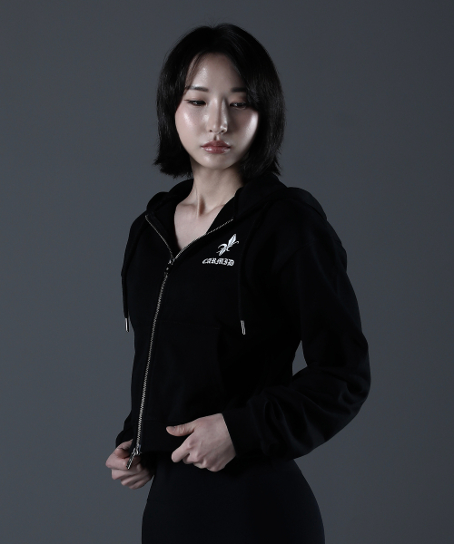 CARMID（カミド）の「(W) ノーブルレタリングクロップフードジップアップ [ブラック]（パーカー・レディース・その他・1/2）」の4枚目の写真