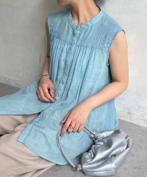 Jena espace merveilleux(ジェナ エスパスメルヴェイユ)の「ガーゼノースリシャツ(シャツ/ブラウス・レディース・ライトベージュ/ブルー系その他/ブラック・FREE)」の1枚目の写真