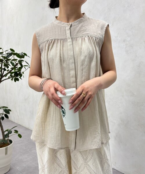Jena espace merveilleux(ジェナ エスパスメルヴェイユ)の「ガーゼノースリシャツ(シャツ/ブラウス・レディース・ライトベージュ/ブルー系その他/ブラック・FREE)」の3枚目の写真