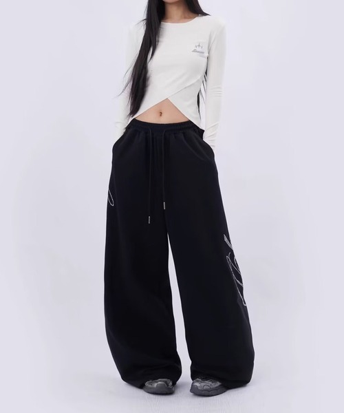 c.u.l(シーユーエル)の「ラインストーンロゴ ワイドスウェットパンツ culw941(スウェットパンツ・レディース・ブラック・S/M)」の6枚目の写真