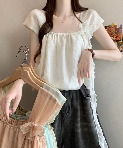 LUCPY(ラクピー)の「コサージュオフショルダーブラウス(シャツ/ブラウス・レディース・ライトブルー/ホワイト/ピンク/イエロー・FREE)」の1枚目の写真