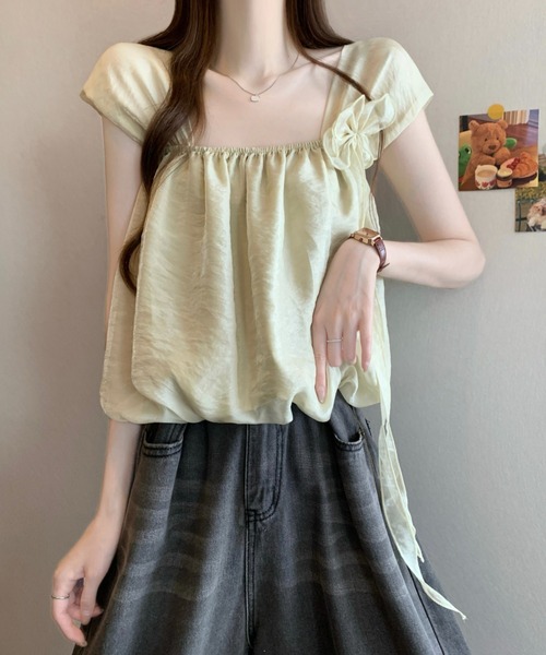 LUCPY(ラクピー)の「コサージュオフショルダーブラウス(シャツ/ブラウス・レディース・ライトブルー/ホワイト/ピンク/イエロー・FREE)」の3枚目の写真