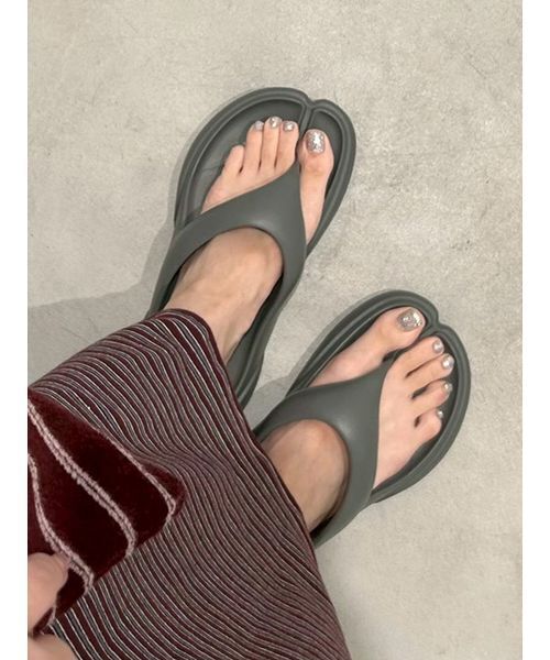 PAES(ペイズ)の「【emmi×PAES】New Flipflop(サンダル・レディース・ダークグレー・24/23/25)」の12枚目の写真