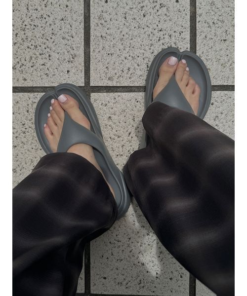 PAES(ペイズ)の「【emmi×PAES】New Flipflop(サンダル・レディース・ダークグレー・24/23/25)」の15枚目の写真