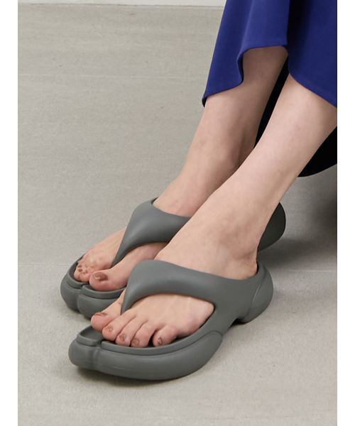 PAES(ペイズ)の「【emmi×PAES】New Flipflop(サンダル・レディース・ダークグレー・24/23/25)」の1枚目の写真