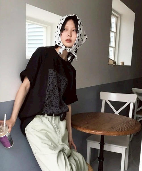 NOWLE（ノウル）の「【NOWLE】フラワープリント スクエアグラフィック 半袖 Tシャツ / モノトーンフラワー（Tシャツ/カットソー・レディース・ブラック・MEDIUM）」の2枚目の写真