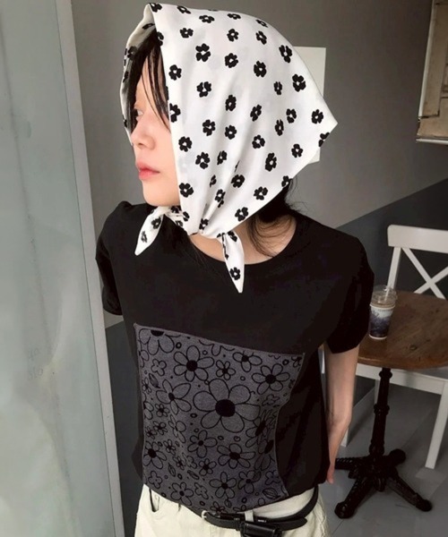 NOWLE（ノウル）の「【NOWLE】フラワープリント スクエアグラフィック 半袖 Tシャツ / モノトーンフラワー（Tシャツ/カットソー・レディース・ブラック・MEDIUM）」の9枚目の写真