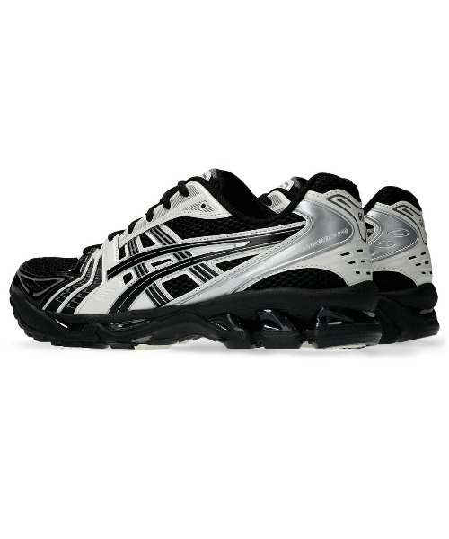 ASICS(アシックス)の「ASICS GEL-KAYANO 14(アシックス ゲルカヤノ 14)(スニーカー・メンズ・シルバー系/ブラック系・28cm/28.5cm/29cm/25cm/25.5cm/26cm/26.5cm/27cm/27.5cm/23cm/23.5cm/24cm/24.5cm)」の3枚目の写真