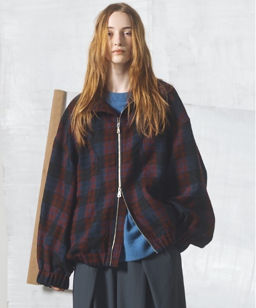 MAISON SPECIAL(メゾンスペシャル)の「《UNISEX》【イタリアンデッドストックファブリック】プライムオーバーカーブ切り替えスタンドブルゾン/【Italian Dead Stock Fabric】Prime-Over Curved Switching Stand Collar Blouson【MAISON SPECIAL/メゾンスペシャル】(ブルゾン・メンズ・グレイッシュベージュ/ネイビー/グレー/ブラック/ブラウン・1/0/2)」の5枚目の写真