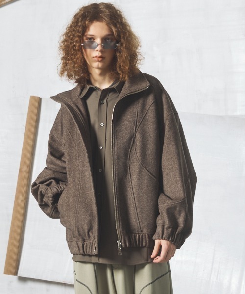 MAISON SPECIAL(メゾンスペシャル)の「《UNISEX》【イタリアンデッドストックファブリック】プライムオーバーカーブ切り替えスタンドブルゾン/【Italian Dead Stock Fabric】Prime-Over Curved Switching Stand Collar Blouson【MAISON SPECIAL/メゾンスペシャル】(ブルゾン・メンズ・グレイッシュベージュ/ネイビー/グレー/ブラック/ブラウン・1/0/2)」の3枚目の写真