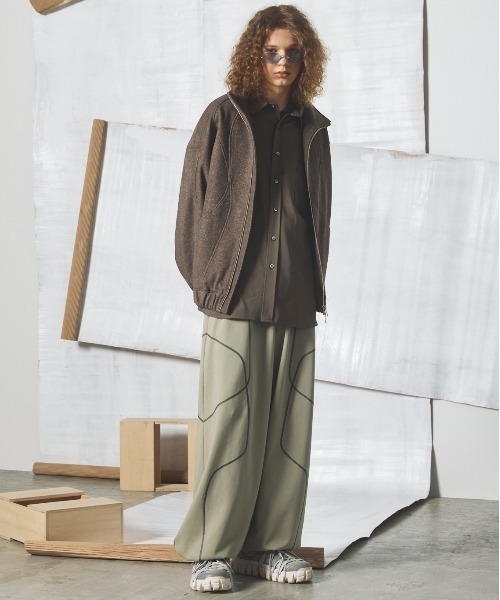 MAISON SPECIAL(メゾンスペシャル)の「《UNISEX》【イタリアンデッドストックファブリック】プライムオーバーカーブ切り替えスタンドブルゾン/【Italian Dead Stock Fabric】Prime-Over Curved Switching Stand Collar Blouson【MAISON SPECIAL/メゾンスペシャル】(ブルゾン・メンズ・グレイッシュベージュ/ネイビー/グレー/ブラック/ブラウン・1/0/2)」の9枚目の写真
