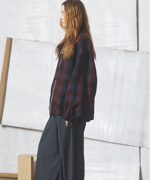 MAISON SPECIAL(メゾンスペシャル)の「《UNISEX》【イタリアンデッドストックファブリック】プライムオーバーカーブ切り替えスタンドブルゾン/【Italian Dead Stock Fabric】Prime-Over Curved Switching Stand Collar Blouson【MAISON SPECIAL/メゾンスペシャル】(ブルゾン・メンズ・グレイッシュベージュ/ネイビー/グレー/ブラック/ブラウン・1/0/2)」の18枚目の写真