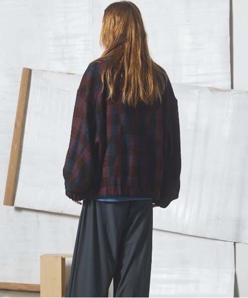 MAISON SPECIAL(メゾンスペシャル)の「《UNISEX》【イタリアンデッドストックファブリック】プライムオーバーカーブ切り替えスタンドブルゾン/【Italian Dead Stock Fabric】Prime-Over Curved Switching Stand Collar Blouson【MAISON SPECIAL/メゾンスペシャル】(ブルゾン・メンズ・グレイッシュベージュ/ネイビー/グレー/ブラック/ブラウン・1/0/2)」の19枚目の写真