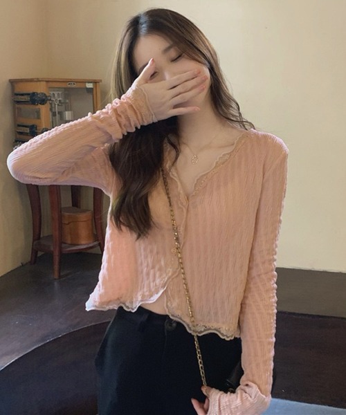 VIBGYOR(ヴィブジョー)の「【EIZZ/アイズ】レースパイピング シャーリングシアー Vネック 長袖カーディガン(カーディガン/ボレロ・レディース・ピンク/アイボリー・FREE)」の4枚目の写真