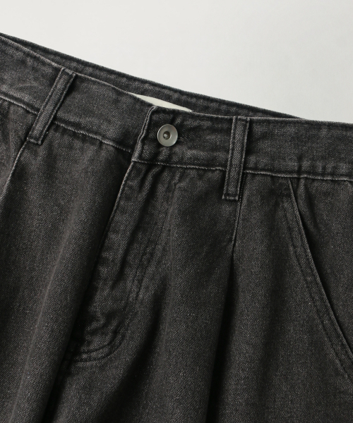 INDUST（インダスト）の「ワンタックワイドデニムパンツ（ブラック）（デニムパンツ・レディース・ブラック・2(M)/1(S)）」の2枚目の写真
