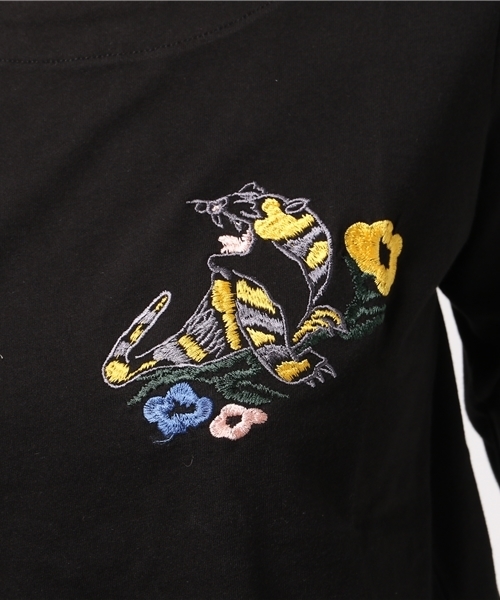 POU DOU DOU(プードゥドゥ)の「とらと花刺繍プルオーバー(Tシャツ/カットソー・レディース・ブラック/オフホワイト/ブルー・3)」の11枚目の写真