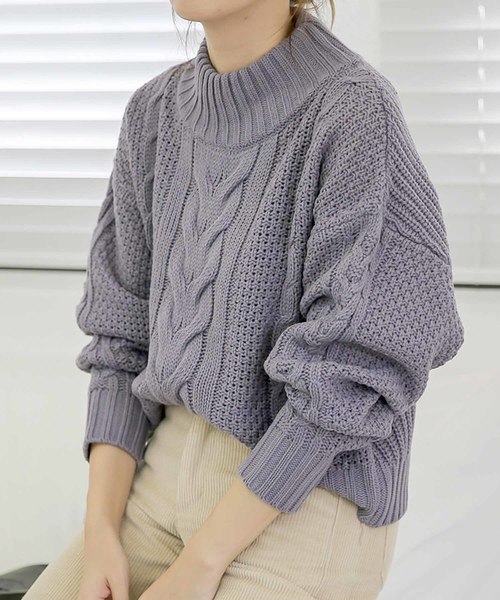 select MOCA（セレクトモカ）の「柔らかいペールカラーで春先まで使える◆ケーブル透かし編み長袖リブハイネックニット（ニット/セーター・レディース・オフホワイト/ピンク/ブルーグレー・FREE）」の2枚目の写真