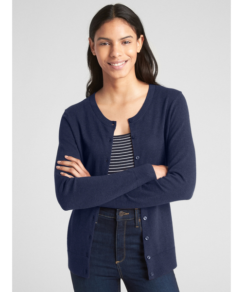 GAP（ギャップ）の「スリムクルーネック カーディガンセーター（カーディガン/ボレロ・レディース・アイボリー/ピンク/バーガンディー/チャコールグレー/ブラック/ネイビー・XS/S/L/XXS/M）」の5枚目の写真