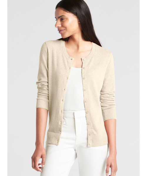 GAP（ギャップ）の「スリムクルーネック カーディガンセーター（カーディガン/ボレロ・レディース・アイボリー/ピンク/バーガンディー/チャコールグレー/ブラック/ネイビー・XS/S/L/XXS/M）」の2枚目の写真