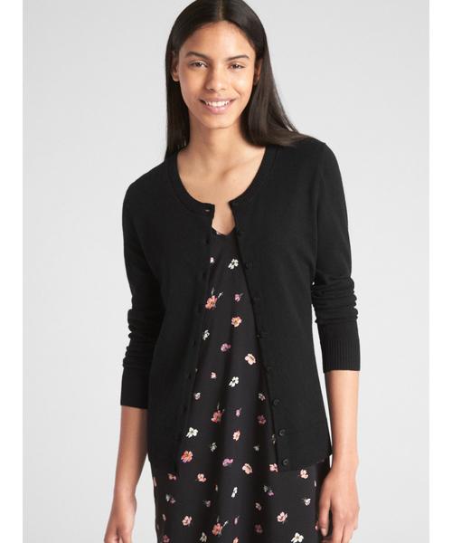 GAP（ギャップ）の「スリムクルーネック カーディガンセーター（カーディガン/ボレロ・レディース・アイボリー/ピンク/バーガンディー/チャコールグレー/ブラック/ネイビー・XS/S/L/XXS/M）」の3枚目の写真