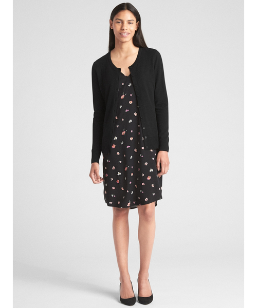 GAP（ギャップ）の「スリムクルーネック カーディガンセーター（カーディガン/ボレロ・レディース・アイボリー/ピンク/バーガンディー/チャコールグレー/ブラック/ネイビー・XS/S/L/XXS/M）」の7枚目の写真