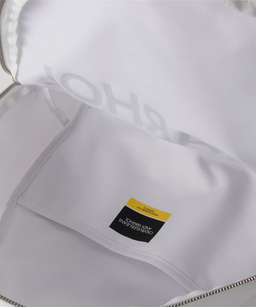 Calvin Klein Jeans(カルヴァンクラインジーンズ)の「ANDY WARHOL キャンパス バックパック ホワイト 45L(バックパック/リュック・メンズ・ホワイト・FREE)」の4枚目の写真