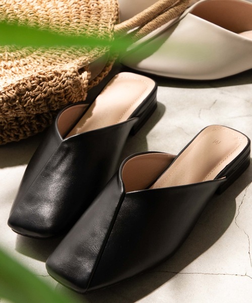 WEGO(ウィゴー)の「WEGO/Vカットスクウェアトゥバブーシュ(サンダル・レディース・ベージュ/ブラック・LARGE/MEDIUM)」の1枚目の写真