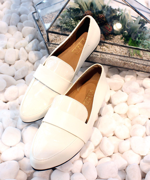 LOWRYS FARM(ローリーズファーム)の「AWエナメルローファー 551403(パンプス・レディース・オフホワイト/ブラック/レオパード・LARGE/MEDIUM)」の2枚目の写真