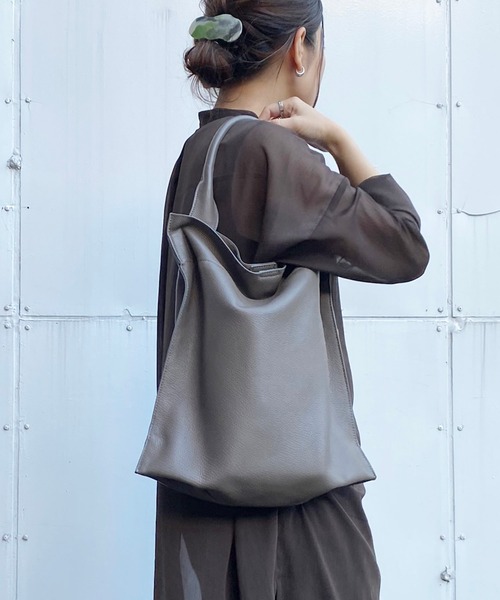 Beau're(ヴュレ)の「BEAURE ヴュレ カウレザー ワンハンドル トート(トートバッグ・レディース・ホワイト/ブラック/ピンク/グリーン/シルバー/キャメル/グレー/ベージュ・FREE)」の4枚目の写真