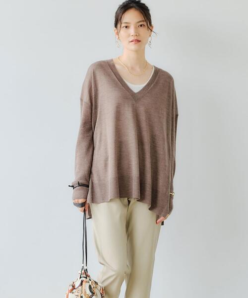 green label relaxing（グリーンレーベルリラクシング）の「DEEP Vネック スリット プルオーバー ニット（ニット/セーター・レディース・ナチュラル/モカ/パープル・FREE）」の4枚目の写真