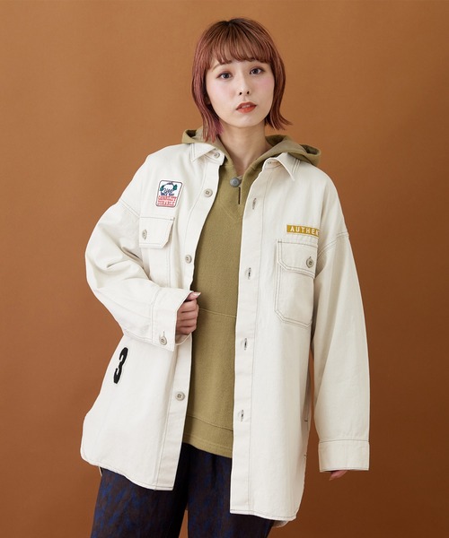 CUBE SUGAR（キューブシュガー）の「綿ツイル ビッグワッペン シャツジャケット（カバーオール・レディース・ホワイト/ベージュ/インディゴブルー/グリーン/マルチ・M）」の2枚目の写真