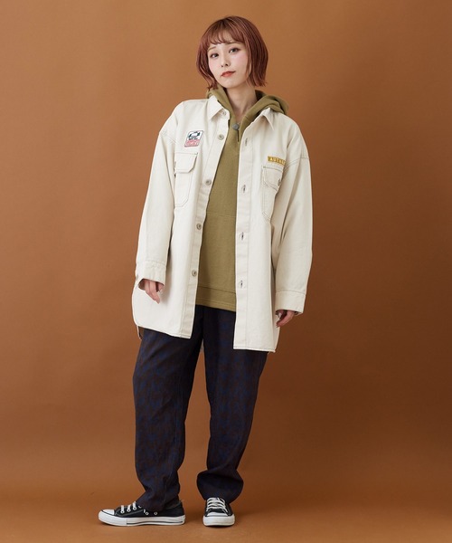 CUBE SUGAR（キューブシュガー）の「綿ツイル ビッグワッペン シャツジャケット（カバーオール・レディース・ホワイト/ベージュ/インディゴブルー/グリーン/マルチ・M）」の6枚目の写真