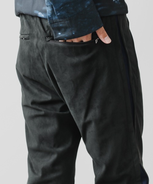 KAZUYUKI KUMAGAI ATTACHMENT（カズユキクマガイアタッチメント）の「ARTIFICAL SUEDE SIDE LINE EASY PANTS（その他パンツ・メンズ・ブラック/ベージュ・2/1）」の20枚目の写真