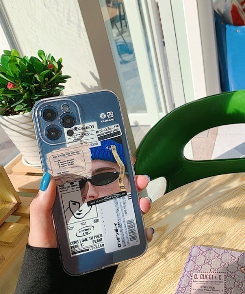 MANGROVE(マングローブ)の「コラージュアートステッカーデザインクリアiPhoneケース(スマホケース/カバー・レディース・レッド/ブルー・A/C/E/D/B)」の4枚目の写真
