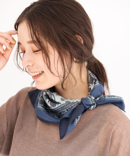 MK MICHEL KLEIN（エムケーミッシェルクラン）の「ペイズリー柄スカーフ（バンダナ/スカーフ・レディース・ブルー/レッド・38）」の2枚目の写真