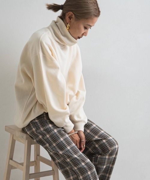 bohmal(ボマール)の「裏起毛タートルネックプルオーバースウェット(スウェット・レディース・オフホワイト/ベージュ/スモークピンク/ブルー/スミクロ・FREE)」の2枚目の写真