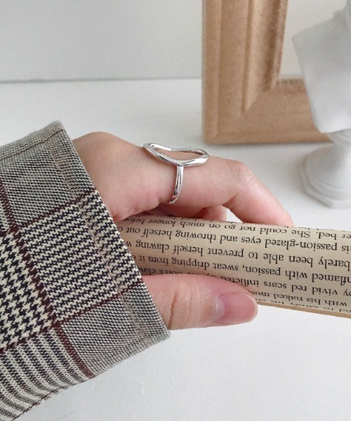 yu-ka（ユーカ）の「YU-KA : オーバルウェーブラウンドリング (シルバー925プレイテッド)（リング・レディース・ゴールド/シルバー・FREE）」の5枚目の写真