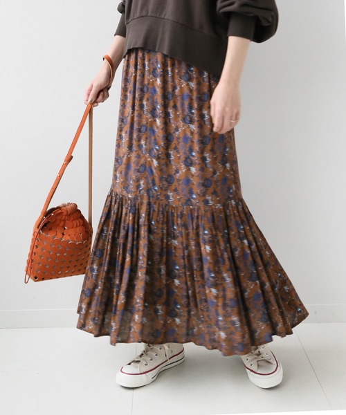 JOURNAL STANDARD relume（ジャーナルスタンダード　レリューム）の「レーヨンフラワープリントギャザースカート◆（スカート・レディース・ブラック/ブラウン・FREE）」の2枚目の写真